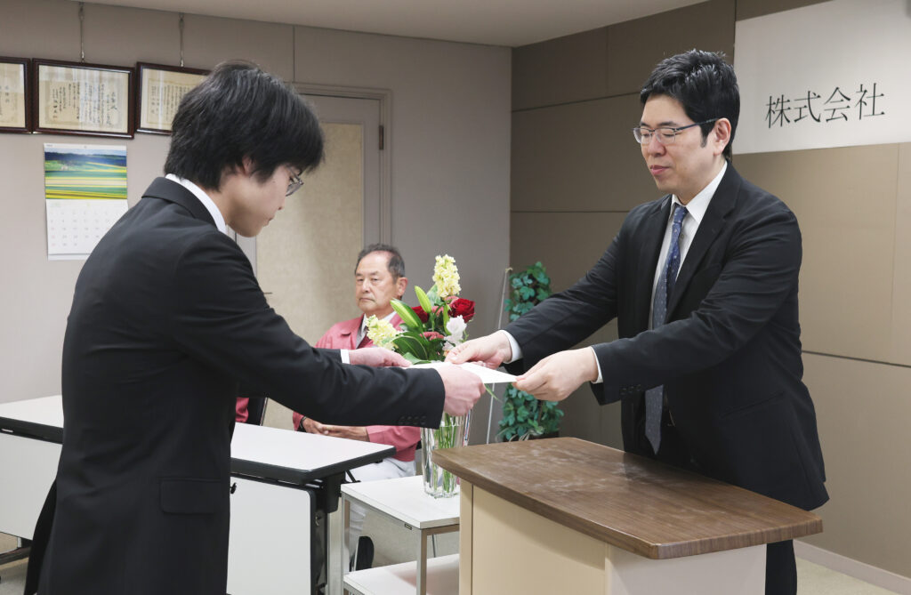 令和8年度 株式会社ケー・シー・シー・商会 入社式 辞令交付