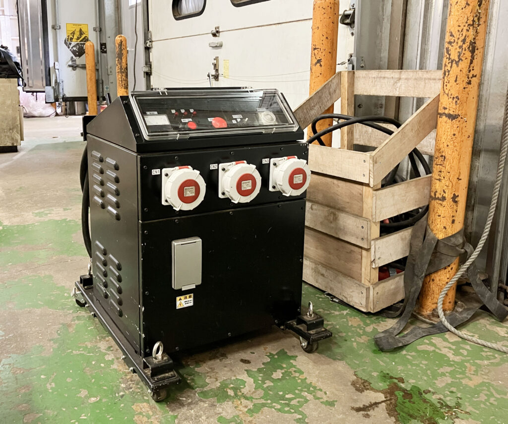 株式会社チルコ様でお使いいただいている株式会社ケー・シー・シー・商会の昇圧器