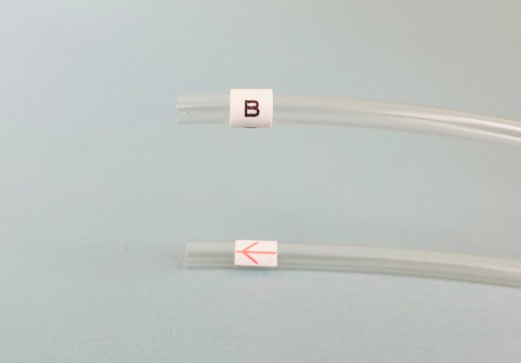 配管チューブにワイヤーマーク